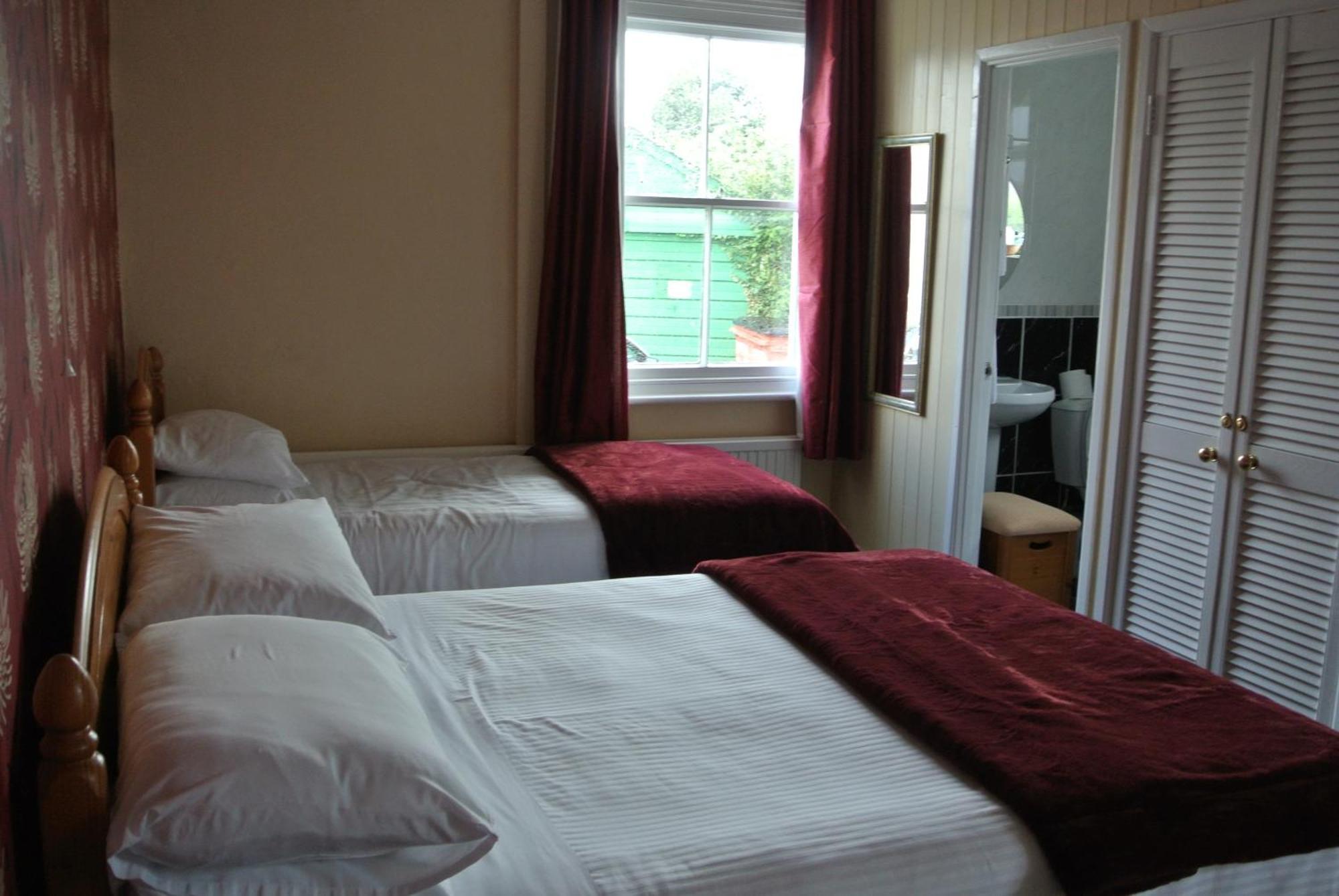 Old Castle Farm Guest House بريكون الغرفة الصورة